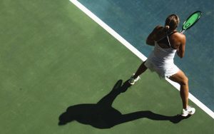 Fast Learning Tenniskurse – Frau auf dem Tennisplatz