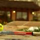 Tennisschläger und Tennisball vor dem Vereinsheim